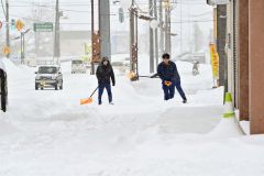 除雪に追われる大樹町民（６日午前８時ごろ。金野和彦撮影）