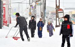 降雪の中、登校する児童（６日午前７時５０分ごろ、大樹町内で。金野和彦撮影）