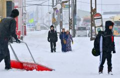 降雪の中、登校する児童（６日午前７時５０分ごろ、大樹町内で。金野和彦撮影）