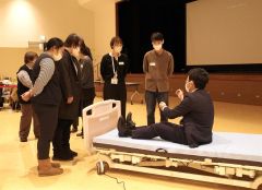 最新の介護機器に触れる参加者