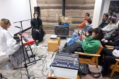初日のオープニングプログラムでは、帯広出身の２人組ユニット「烏兎（ウト）」による音楽ライブを開催。来場者は幼なじみの２人が奏でる音に耳を傾けた