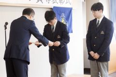 表彰状を受け取る受賞者