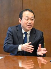 「『半導体か宇宙か』ではなく、幅広い産業を有機的に結び付ける」と成長戦略を語る三橋副知事