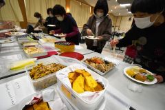 地域住民のオリジナル料理を楽しむ来場者