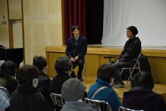 撮影時のエピソードを話す逢坂監督（左）と蛭川さん