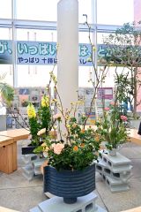 サークルベンチのところに飾られる生け花お手本