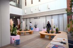 生け花展を楽しむ来館者