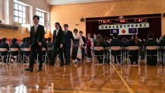 卒業生５８人が新たな一歩を踏み出した