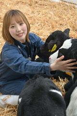 子牛に真摯に向き合う　トヨニシファーム　朝倉亜佳音さん～わが社の誇り（１８７）