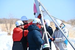 発射台を立ち上げる学生ら（須貝拓也撮影）
