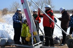 ロケット発車前の調整を行う学生たち（須貝拓也撮影）