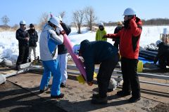 ロケットを発射台へと運ぶ学生たち（須貝拓也撮影）