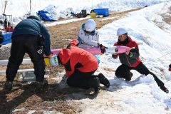 ロケットを発射台にセットする学生たち（須貝拓也撮影）