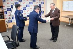 工藤署長から表彰状を受け取った木田社長
