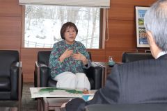 小野町長（右）に受賞を報告する中村代表（左）