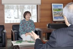 小野町長（右）に受賞を報告する中村代表（左）