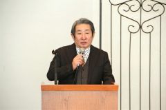あいさつする臼井呉行社長。２期４年を務めて退任した