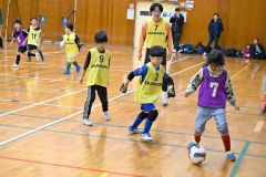 少年団の選手を指導する高校生ら