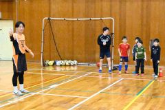 少年団の選手を指導する高校生ら