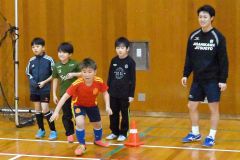 少年団の選手を指導する高校生ら