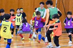大樹サッカー少年団ＯＢの高校生、小学生選手を指導