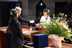 卒業証書を受け取る卒業生
