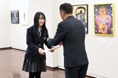 表彰状などを受け取る最優秀賞の山下妃菜さん（左）