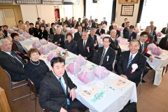 創立６０周年を祝った西中音更老人クラブの会員ら（前列左から２人目が竹中会長）