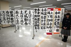町内２教室と広尾高校書道部の合同展への来場を呼び掛ける荒木部長