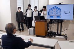 小野町長（手前）にまちづくりに関する妙案を提案する緑陽台小の６年生ら