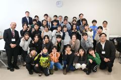 まちづくりに関する妙案を小野町長や福地教育長らに発表した緑陽台小の６年生ら