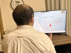 自宅兼事務所からＺＯＯＭで「親のためのコミュ二ケーション講座　ＢＡＳＥ」や個別コーチングを行っている