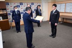 工藤署長から感謝状を受け取る林社長