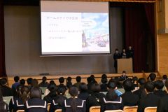 広尾中生徒がシンガポールでの体験を語った報告会