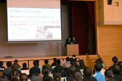広尾中生徒がシンガポールでの体験を語った報告会