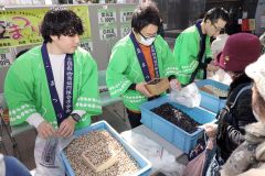 豆を買い求める多くの来場者で賑わう会場（９日午前１０時ころ、長尾悦郎通信員撮影）