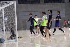 【一般の部リーグ戦・ＴＡＭＡＩ―山田機械工業】ＴＡＭＡＩは相馬舜（左から３人目の黄色のビブス）がゴールを決めて、２―０とリードを広げる