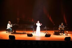 ＭａｙＪ．さん（中央）と宮本さん（左）と伊藤さん（右）が出演したスペシャルライブ