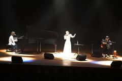 ＭａｙＪ．さん（中央）と宮本さん（左）と伊藤さん（右）が出演したスペシャルライブ