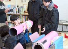 ＴＳＲＰが実験に用いたロケットを持ち上げる子どもたち