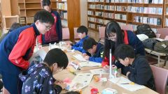 大樹高生徒のアドバイスを受けながらロケットを作る子どもたち