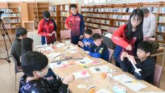 大樹高生徒のアドバイスを受けながらロケットを作る子どもたち