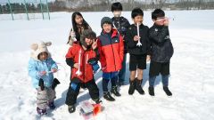 自作ロケットの打ち上げ前にポーズを取る子どもたち