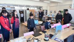 ＴＳＲＰの自作ロケットの説明に耳を傾ける子どもたちや生徒