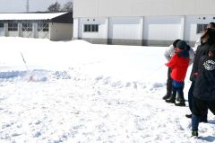 自作ロケットを打ち上げる子どもたち