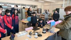 ＴＳＲＰの自作ロケットの説明に耳を傾ける子どもたちや生徒