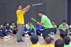 人気ユーチューバーのソフトテニス指導で小中高選手が上達　全十勝春季講習会