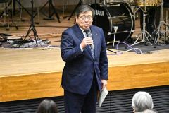 あいさつする長澤学長