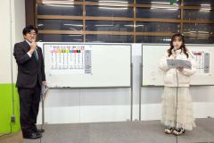 着順予想する中川さん（右）と定政さん（長尾悦郎通信員撮影）