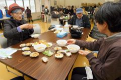 地元食材を用いたオリジナル料理が並んだ会場